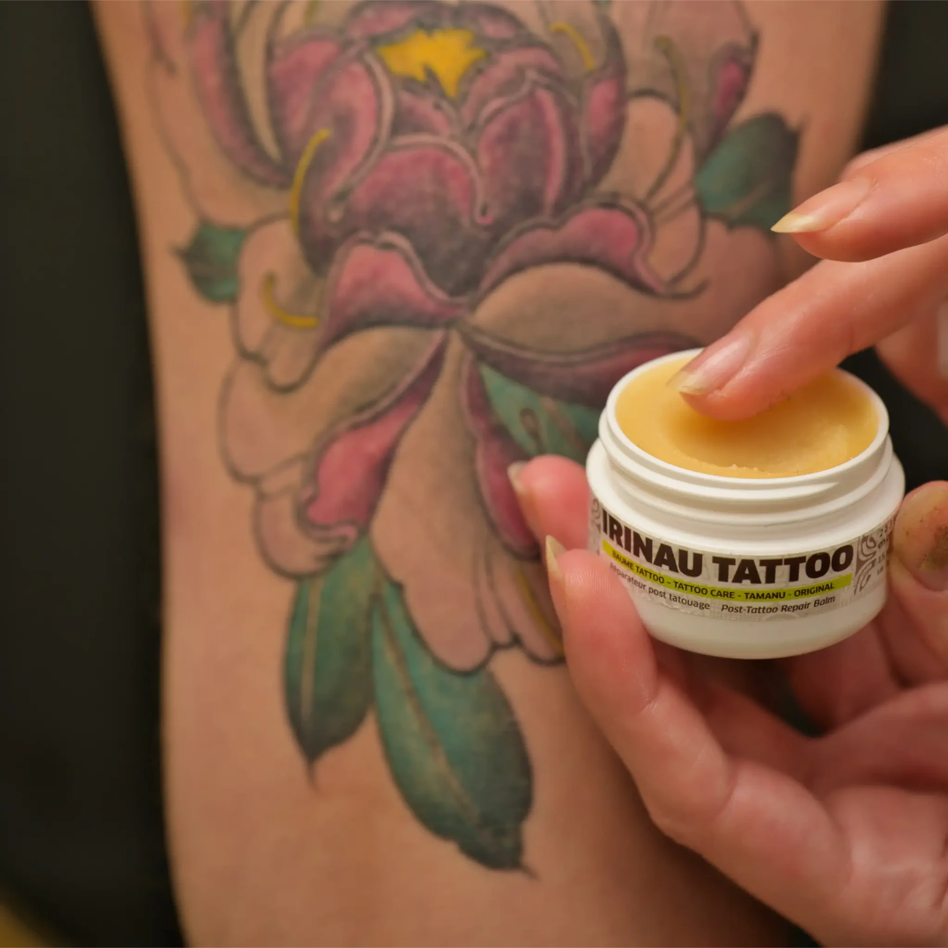 Application d'un baume cicatrisant sur un tatouage frais