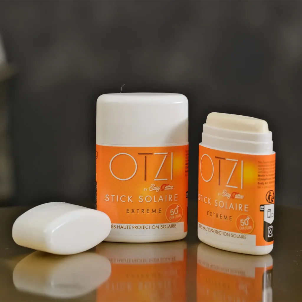 otzi-stick-creme-solaire-protege-tatouage.webp